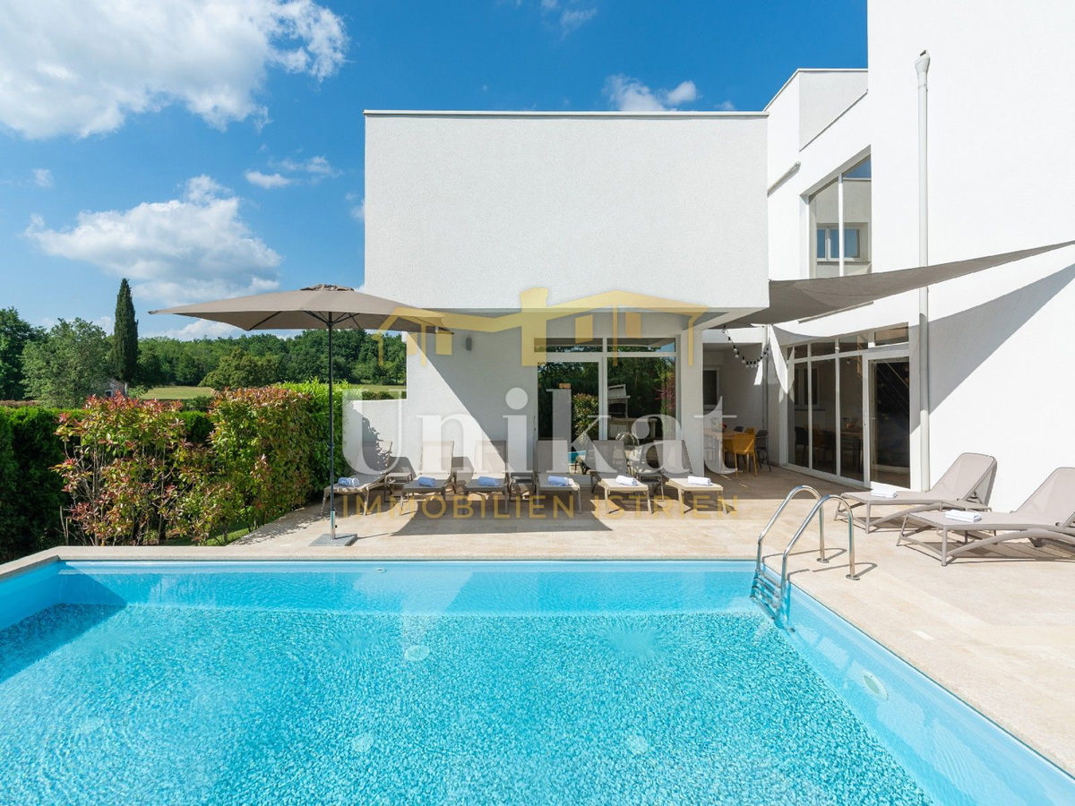 Villa moderna con piscina interna ed esterna